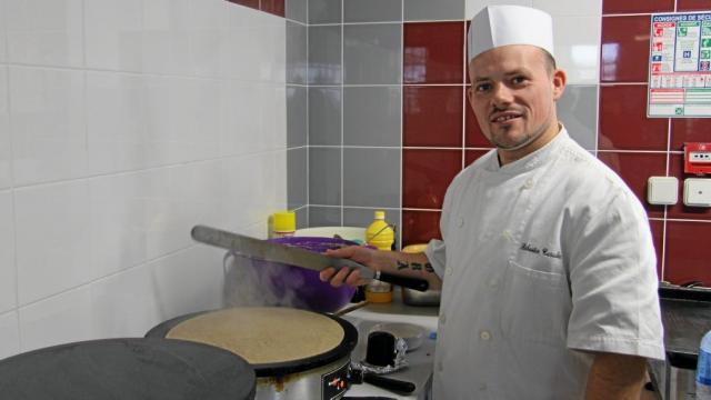 Sébastien Caradec a un coup de main reconnu pour l'étalage de la pâte. Il fabrique des galettes très régulières.